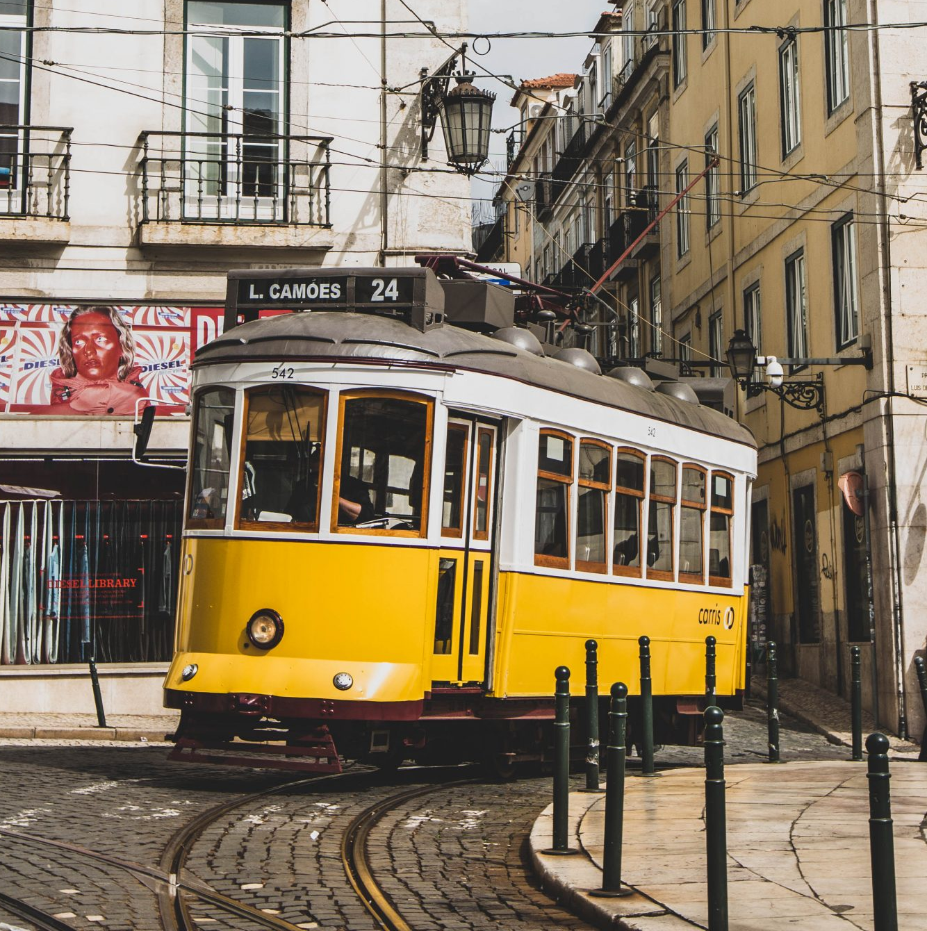 Le tramway jaune emblématique de Lisbonne dans une rue historique, symbolisant le voyage et l'aventure au Portugal.