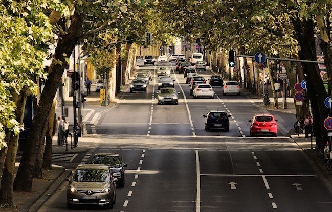 Vue depuis une voiture conduisant vers le pont du 25 de Abril à Lisbonne.