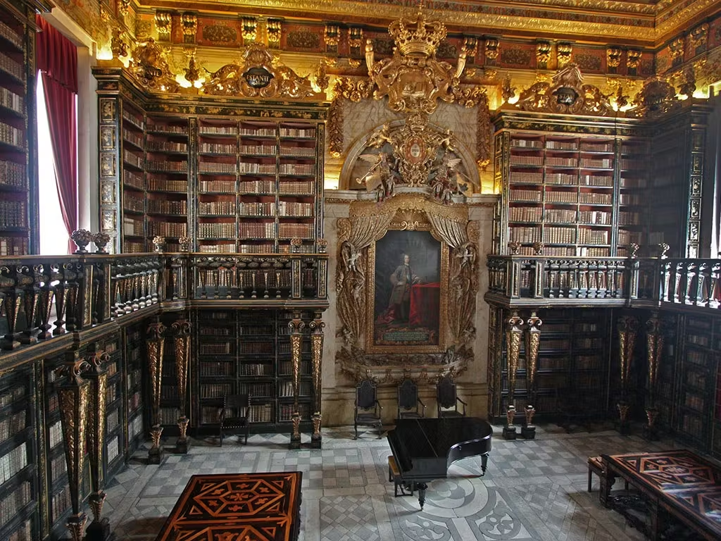 Intérieur de la bibliothèque historique de l'Université de Coimbra, au Portugal.